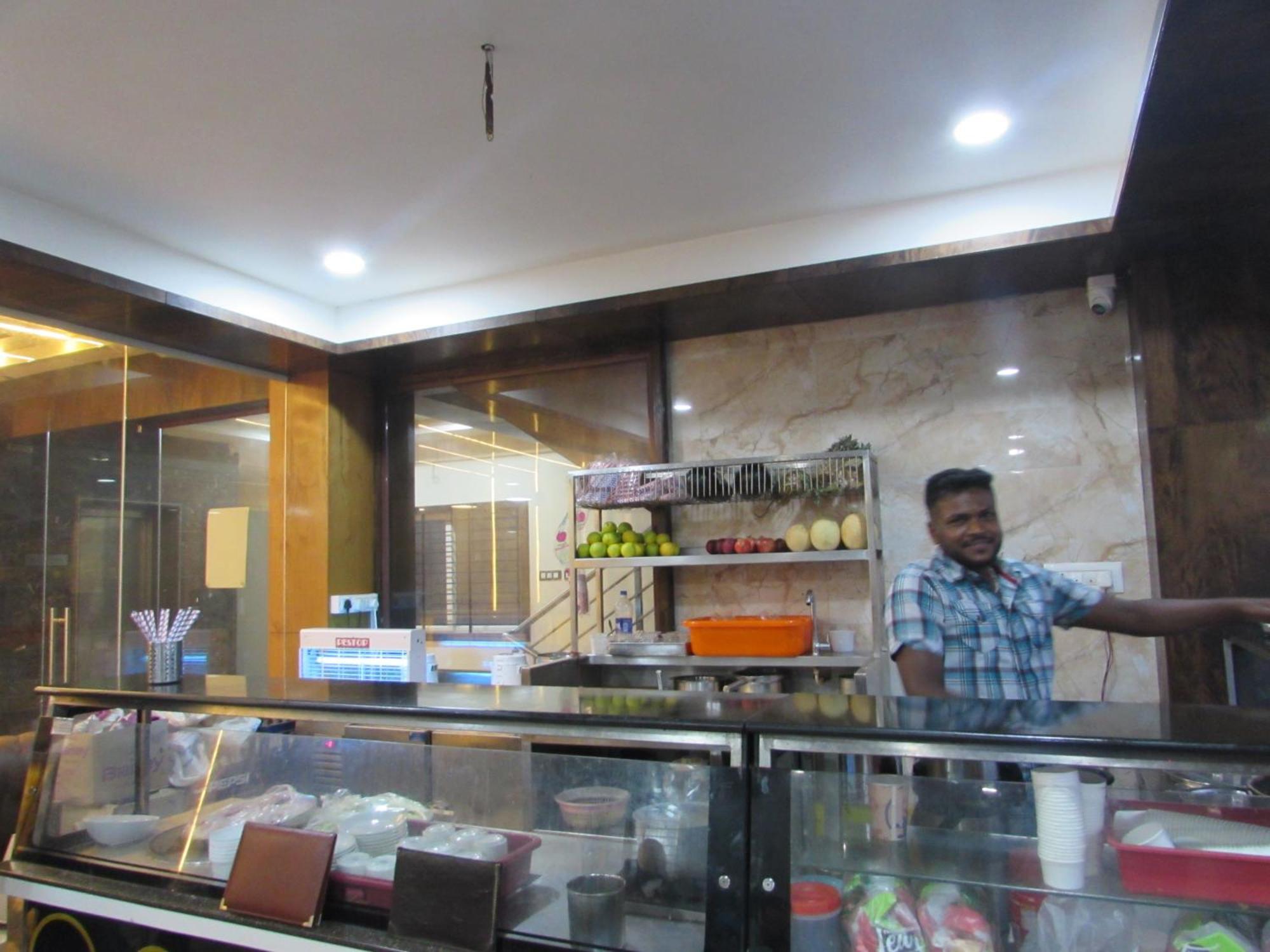 Udupi Regency Hotell Hassan Exteriör bild